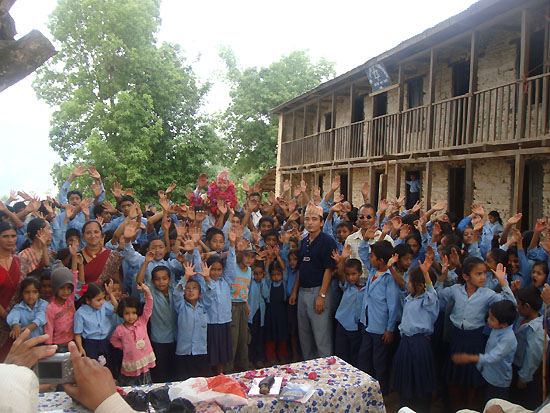 Kinder in Nepal nach Erdbeben - alle leben!