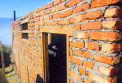 Fertigstellung der ersten Toiletten für eine Schule in Nepal